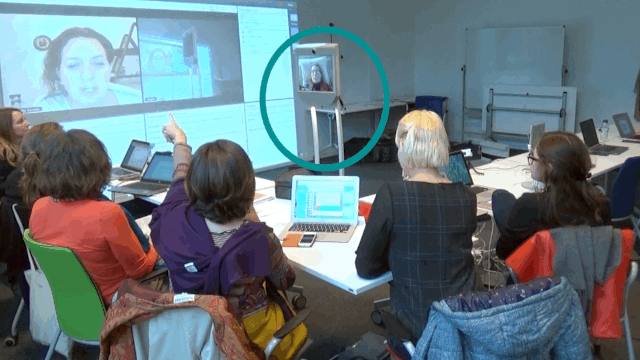 Figure 2 : Susan Herring orientant le robot vers l’image projetée de Christelle