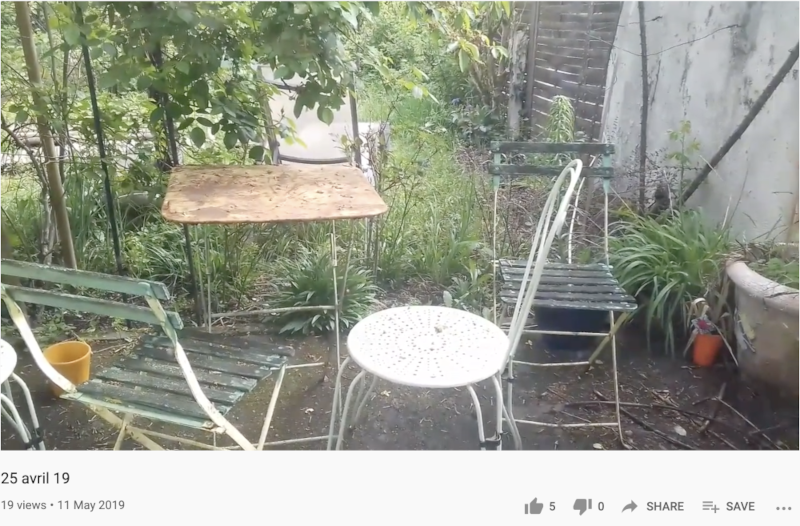 La cafetière d’Arnaud de la Cotte et les chaises dans le jardin de Michel Brosseau